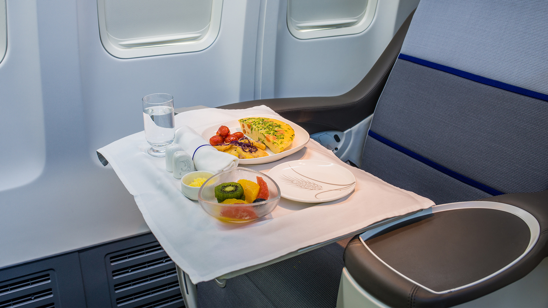 The best and worst foods to eat while flying The